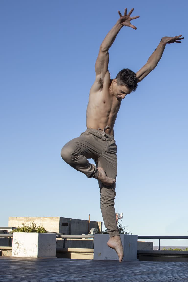 Vicente Manzoni, que está terminando el Taller de Danza Contemporánea del Teatro San Martín, este año fue becado para un programa intensivo de verano en la prestigiosa NDT de Holanda