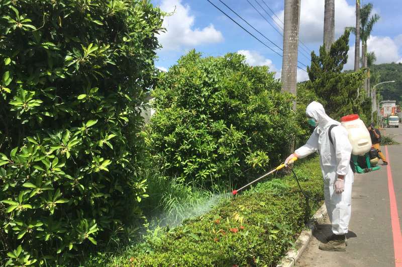 20190620-為防堵登革熱疫情擴散，國軍第四作戰區20日針對營區外等防疫死角，實施打掃、環境整理等預防性工作。圖為化學兵群部隊實施消毒。（國防部提供）