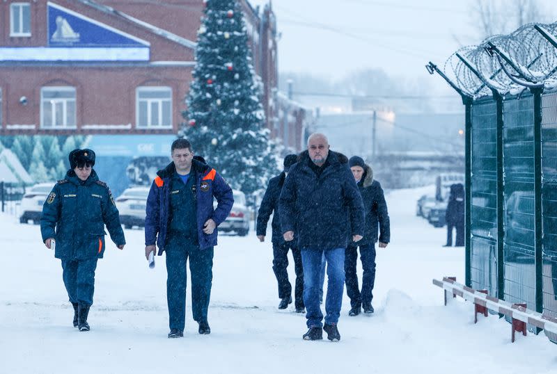 Governor of the Kemerovo region Sergei Tsivilyov leaves the territory of the Listvyazhnaya coal mine