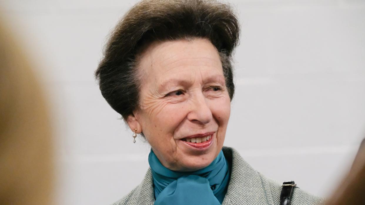  Princess Anne's thrifty hotel request. 