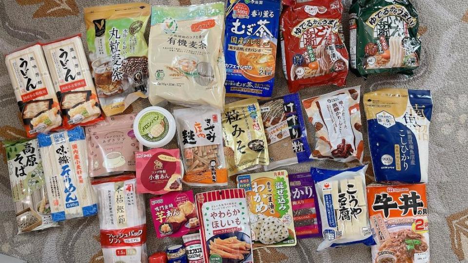 RINA也大量採買日本食材，包括味噌、豆腐、蕎麥麵等。（圖／翻攝自@r_in_uk推特）