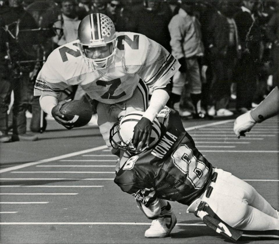 Kirk Herbstreit says Cris  Carter, here gaining yardage against Wisconsin in 1986, "revolutionized" the receiver position at Ohio State.