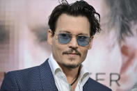 <p>‘Transcendence’ (2014) no es una de las mejores películas de Johnny Depp, pero las gafas que eligió el actor para asistir al estreno nos siguen pareciendo maravillosas. (Foto: Gtres). </p>