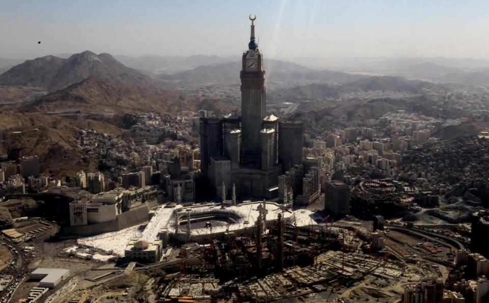 C'est certainement en faisant en sorte de créer le bâtiment, ou l'ensemble, le plus démesuré, le plus inimaginable, qu'a été pensé l'Abraj Al Bait Towers à La Mecque : hautes de plus de 600 mètres, ces tours hébergent le plus grand hôtel au monde, sur la plus grande surface au sol qu'aucune autre construction n'a jamais couverte (1,5 million de mètres carrés), une horloge visible à 17 kilomètres en pleine nuit, six fois plus imposante que Big Ben, à Londres !