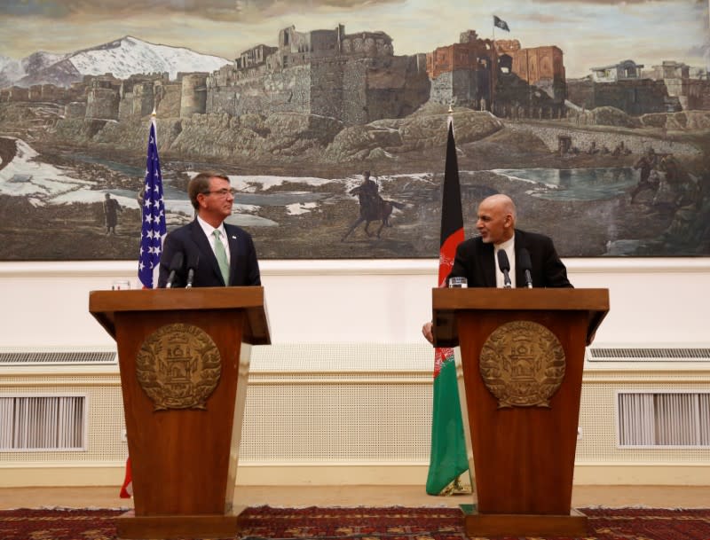 Le secrétaire américain à la Défense Ashton Carter et le président afghan Ashraf Ghani à Kaboul. /Photo prise le 12 juillet 2016/REUTERS/Mohammad Ismail