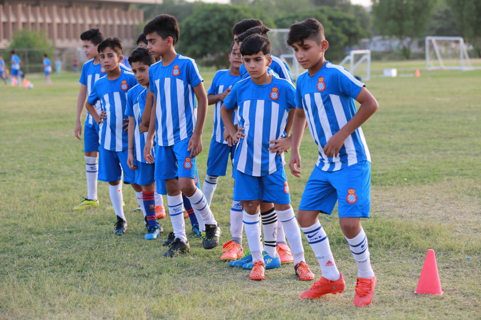 Niños iraquíes participan en una sesión de práctica de la escuela de fútbol Espanyol Academy, en Bagdad (Irak). EFE/AHMED JALIL