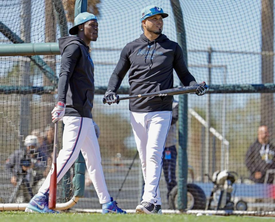 El pelotero venezolano Luis Arráez (der.) durante una práctica de bateo en la pretemporada, el 20 de febrero de 2024 en Jupiter, Florida.