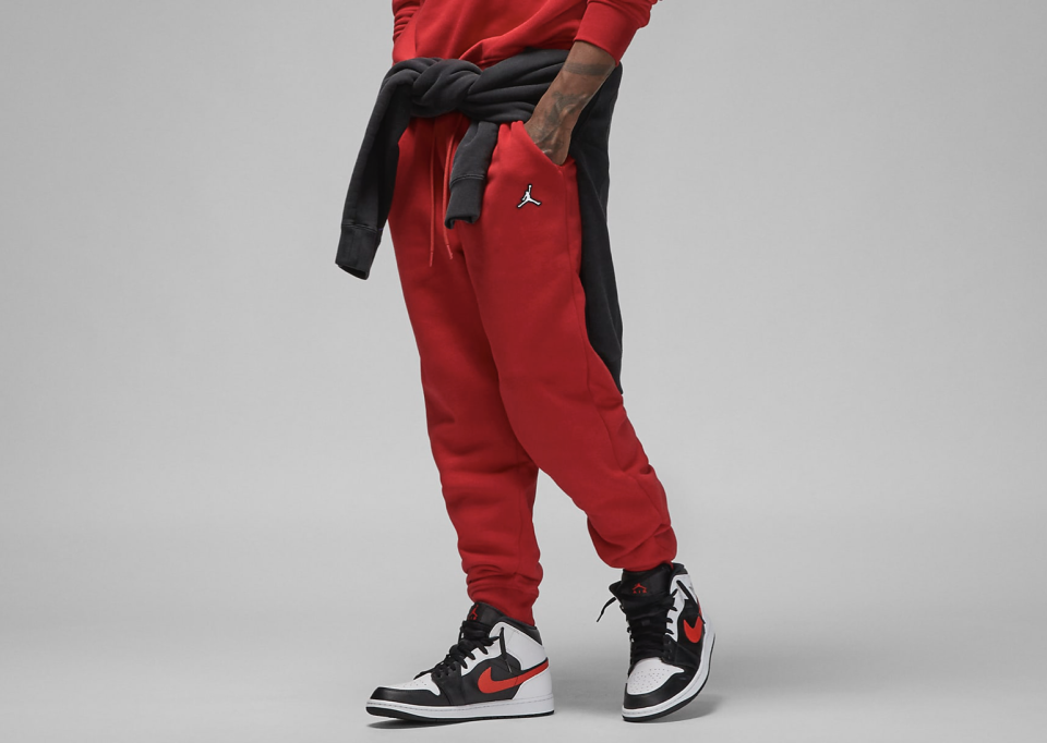 Renner in Rot: stylische Jogger aus dickem Fleece von Nike. (Bild: Nike)