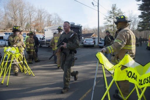 Policías acordonan los alrededores de la Escuela Sandy Hook, donde ocurrió la masacre.