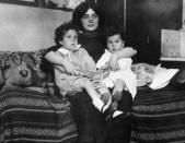 Michel y Edmond se reunieron con su madre, Marcelle, en la ciudad de Nueva York un mes después del desastre del Titanic. Los padres de los niños se habían separado recientemente, y lo que se suponía que era una estancia de fin de semana con su padre se convirtió en una nueva vida en Estados Unidos sin Marcelle.