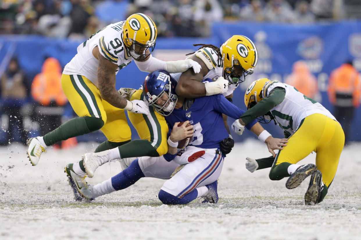 New York Giants quarterback Daniel Jones is sacked by Green Bay Packers defenders on Sunday. (Photo: ASSOCIATED PRESS)