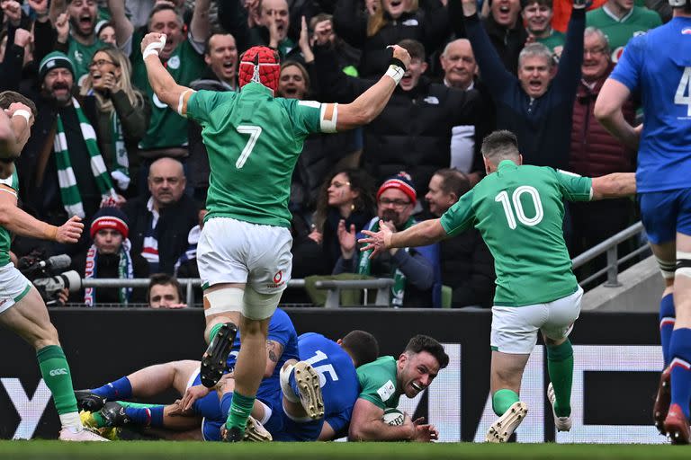 El festejo de Irlanda por el try apoyado por Hugo Keenan en la victoria frente a Francia.