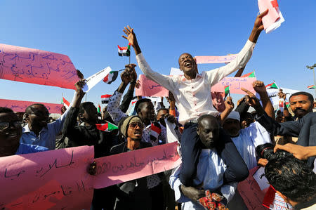 Supporters of Sudan's President Omar al-Bashir chant slogans to his favour during a rally at Green Square in Khartoum, Sudan January 9, 2019. REUTERS/Mohamed Nureldin Abdallah