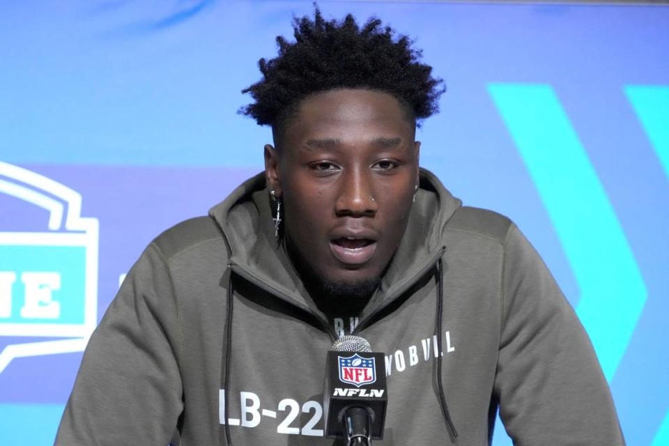 The Dallas Cowboys selected Texas linebacker Demarvion Overshown with their third-round selection in the NFL draft. Kirby Lee/USA TODAY Sports