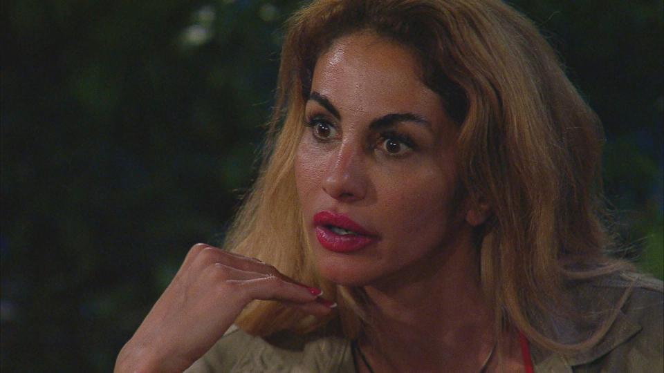 Es hat sich ausgeludert! Janina Youssefian wurde von RTL wegen rassistischem Gekeife gegen Linda Nobat aus dem Dschungelcamp gefeuert. (Bild: RTL)