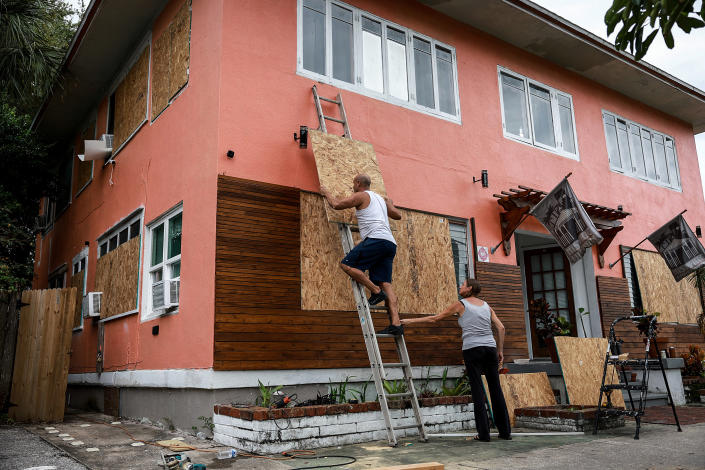 Image: Edward Montgomery and an apartment building as they prepare for the possible arrival of Hurricane Ian (Joe Raedle / Getty Images)