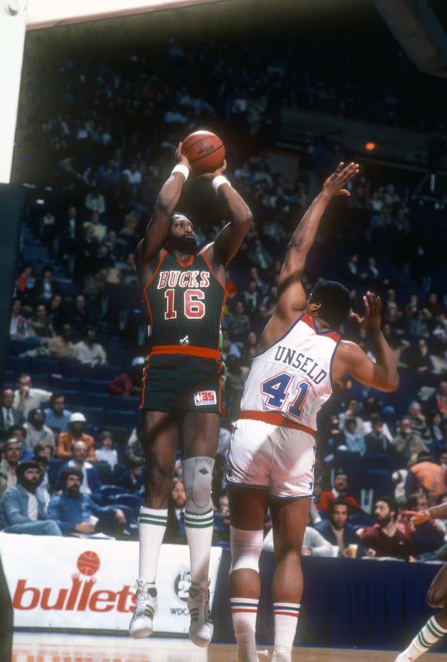 Bob Lanier shoots over Wes Unseld in a circa-1980 game. (Photo: Focus On Sport via Getty Images)