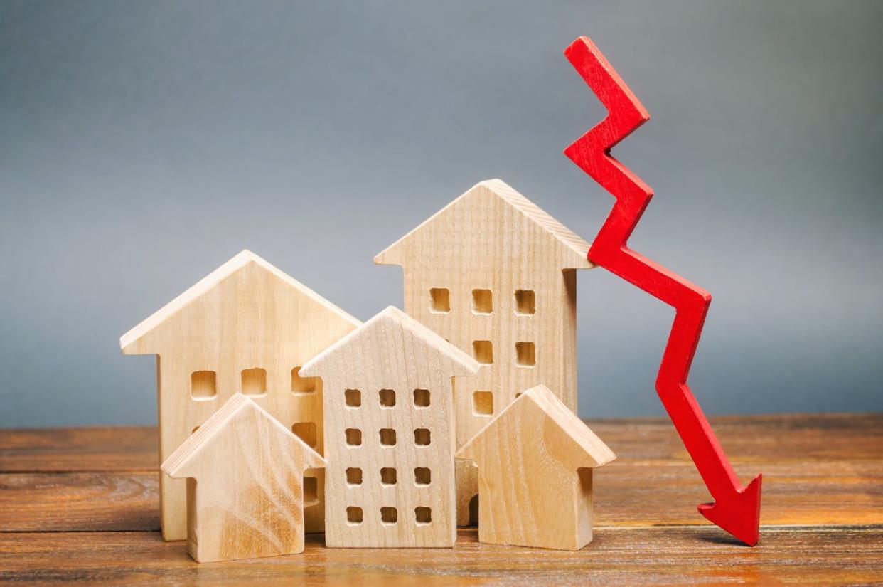 Homebuyers are receiving something of a holiday gift in falling mortgage costs. <a href="https://www.gettyimages.com/detail/photo/miniature-wooden-houses-and-a-red-arrow-down-the-royalty-free-image/1192866996?phrase=interest%20rates%20homes&adppopup=true" rel="nofollow noopener" target="_blank" data-ylk="slk:Andrii Yalanskyi/Getty Images;elm:context_link;itc:0;sec:content-canvas" class="link ">Andrii Yalanskyi/Getty Images</a>