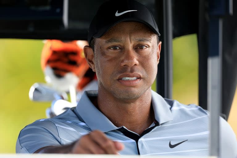 Tiger Woods, en su carrito de golf, durante una práctica con miras al Hero World Challenge, en el campo de Albany, en Nassau, donde competirá desde este jueves