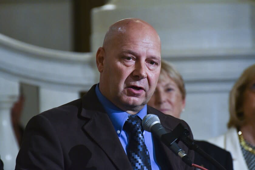 ARCHIVO - El candidato republicano a gobernador de Pensilvania, Doug Mastriano, habla en el Capitolio estatal en Harrisburg el 1 de julio del 2022. (AP Foto/Marc Levy)