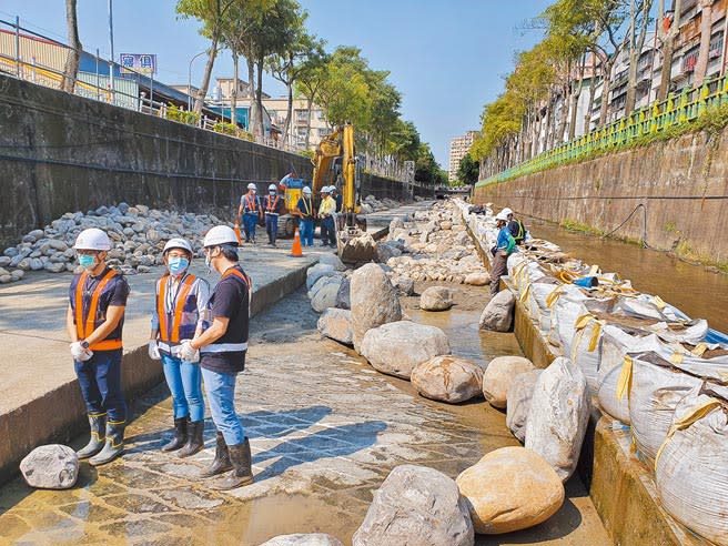 新北市府斥資8872萬改善中和區藤寮坑溝，但中和汙水下水道接管率仍不高。（葉書宏攝）