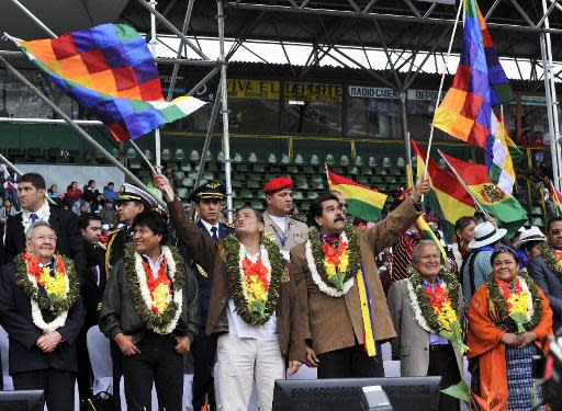 (I-D) Los presidentes de Cuba, Bolivia, Ecuador, Venezuela y El Salvador junto a la premio Nobel de la paz, Rigoberta Menchú, el 14 de junio de 2014 en Santa Cruz, Bolivia. (AFP | Aizar Raldés)