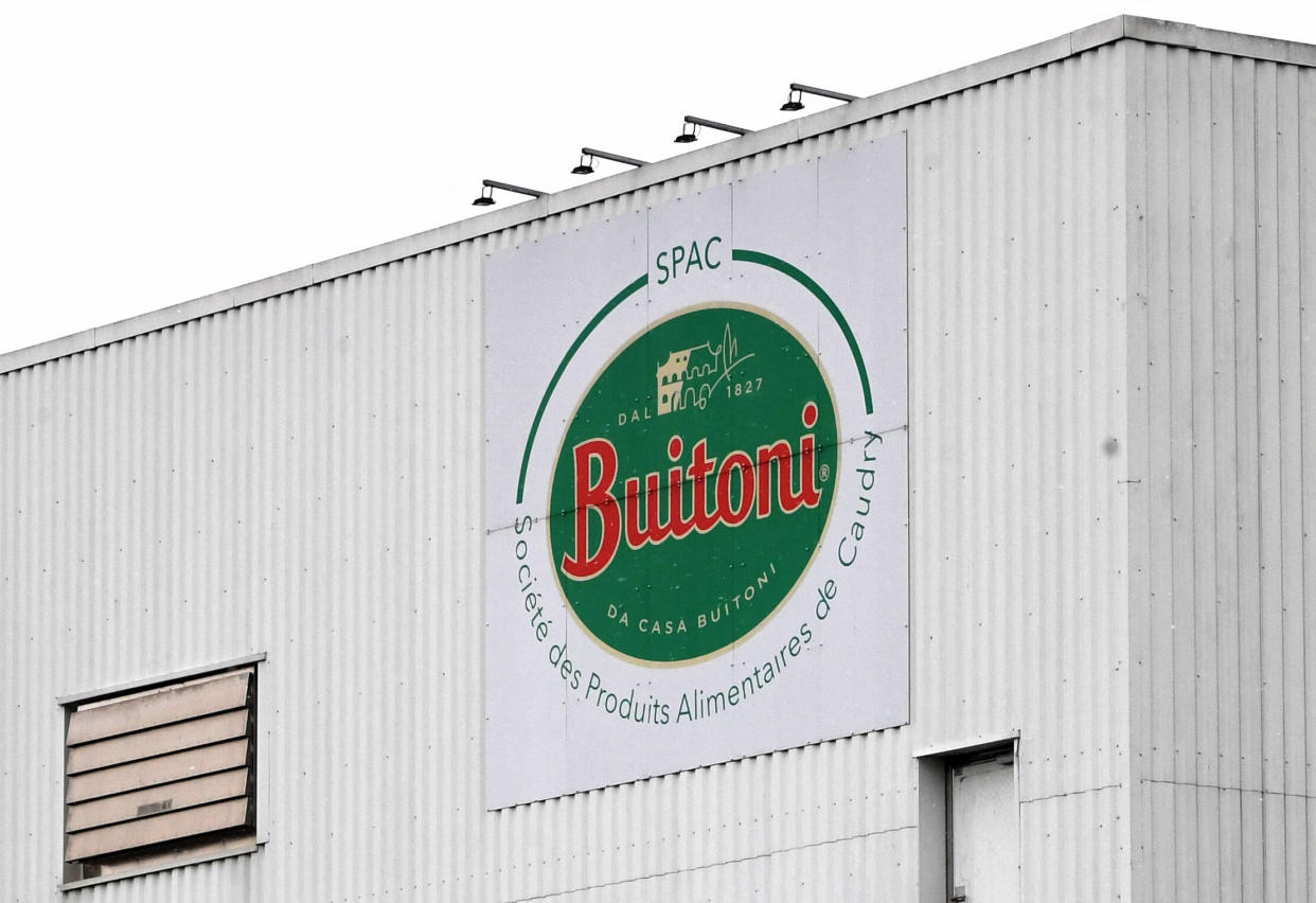 Cette photo d’archives prise le 1er avril 2022 montre le logo de l’usine Buitoni ornant le côté de l’usine de Caudry, dans le Nord de la France. - L’usine de Caudry rachetée par Italpizza, deux ans aprè le scandal sanitaire . (Photo de FRANCOIS LO PRESTI / AFP)