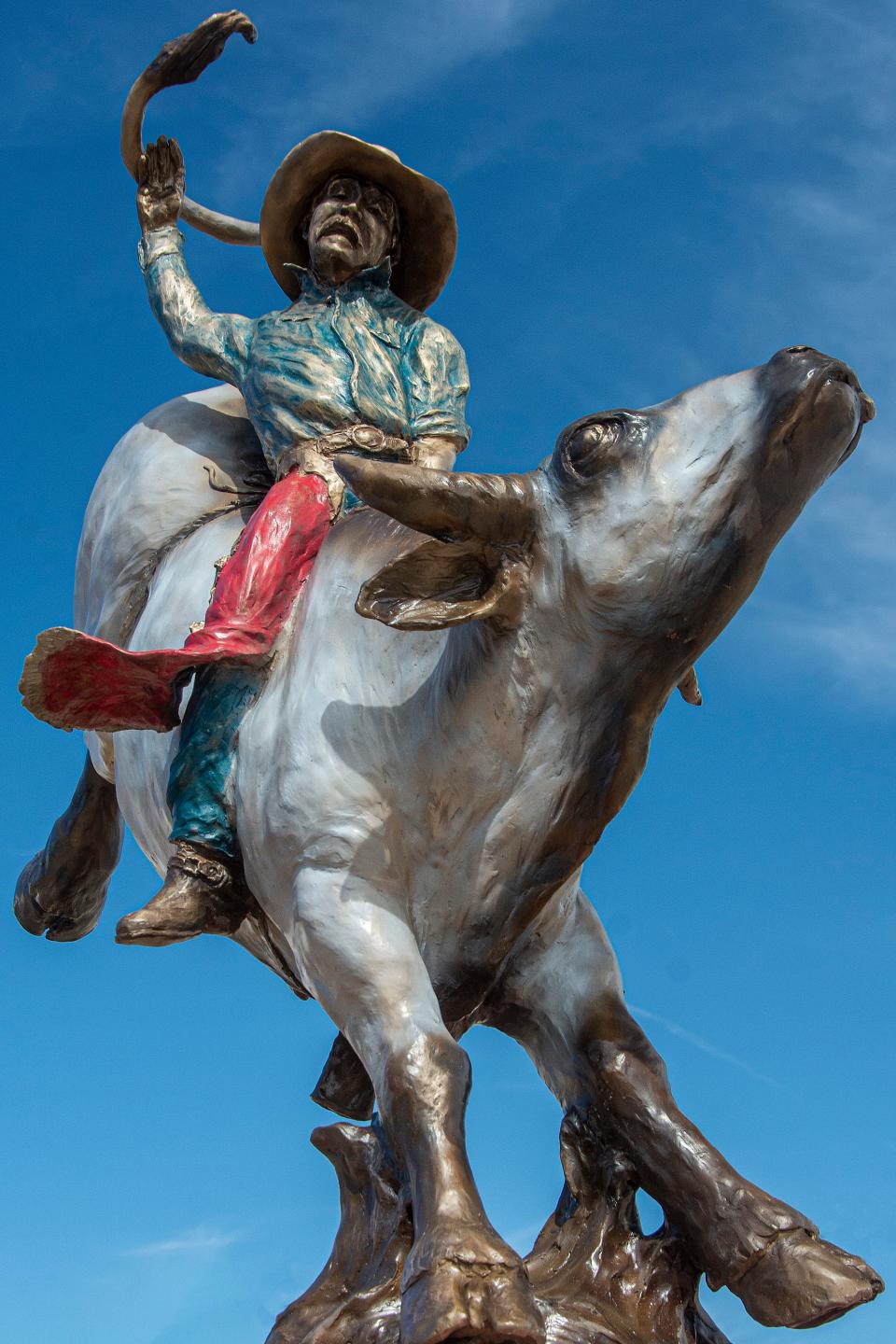 Bearin' Down by TR Chytka. Sioux Falls SculptureWalk 2022.