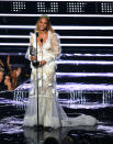 <p>Para recoger un premio en los MTV Video Music Awards 2016 escogió un espectacular vestido de otra marca española: YolanCris. (Foto: Gtres). </p>