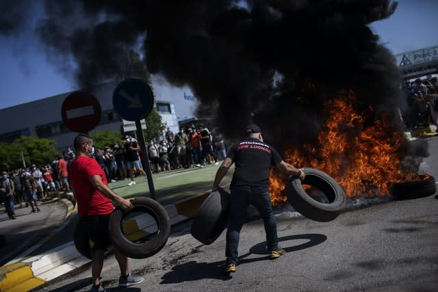 Nissan workers burn tyres (Emilio Morenatti/AP)