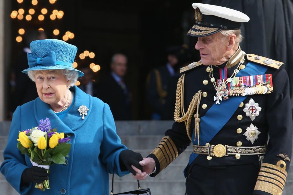 <p>Dank eines Films wissen wir indes, wie Prinz Philip die Queen angeblich im Privaten nannte: "Rutsch rüber, Kohlkopf", kommandiert seine Figur im oscarprämierten Drama "The Queen". "Ich habe mich in royalen Kreisen umgehört und erfuhr aus zuverlässiger Quelle, dass der Herzog sie manchmal so nennt", erklärte Drehbuchautor Peter Morgan. Ein weiterer Kosename für sie soll Würstchen sein. (Bild: Chris Jackson/Getty Images)</p> 