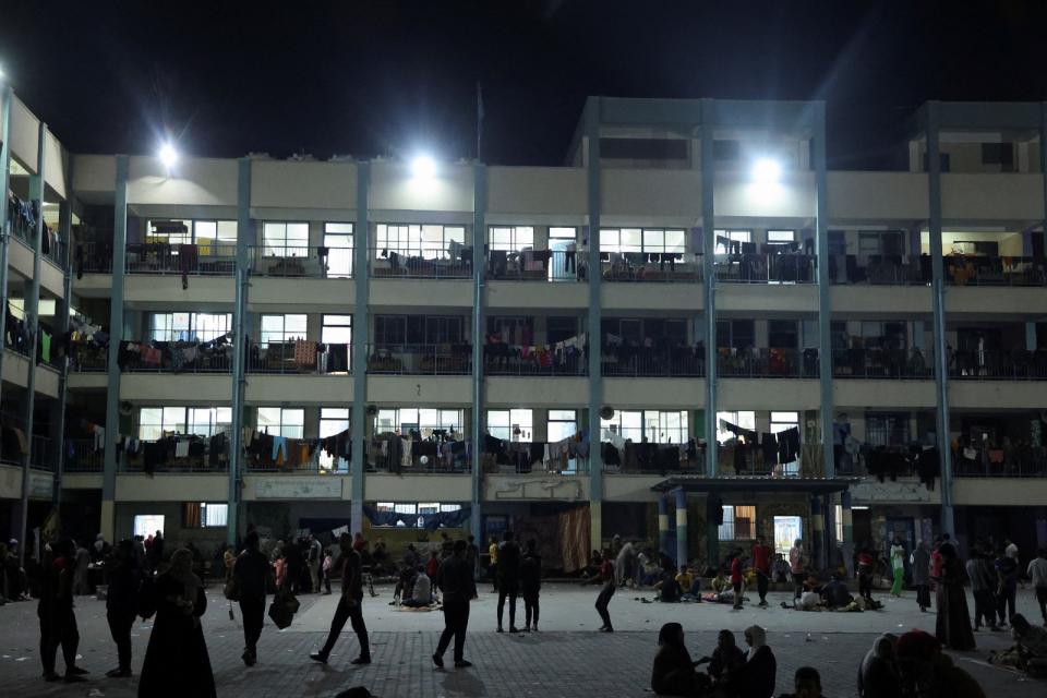 2023年10月14日，加薩南部甘尤尼斯的難民在聯合國開辦的學校避難。路透社