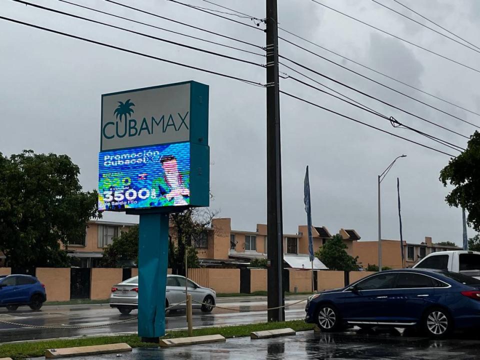 Pantalla LED que publicita el negocio de encomiendas Cubamax ubicado en Hialeah West 12th Ave ha sido motivo de controversia en la ciudad, luego de que los concejales negaran permiso para operar y decidieran aprobar una resolución que prohíbe a la ciudad hacer negocios con empresas que tienen relación comercial con Cuba, además de restringir la posibilidad de dar concesiones en materia de zonificación