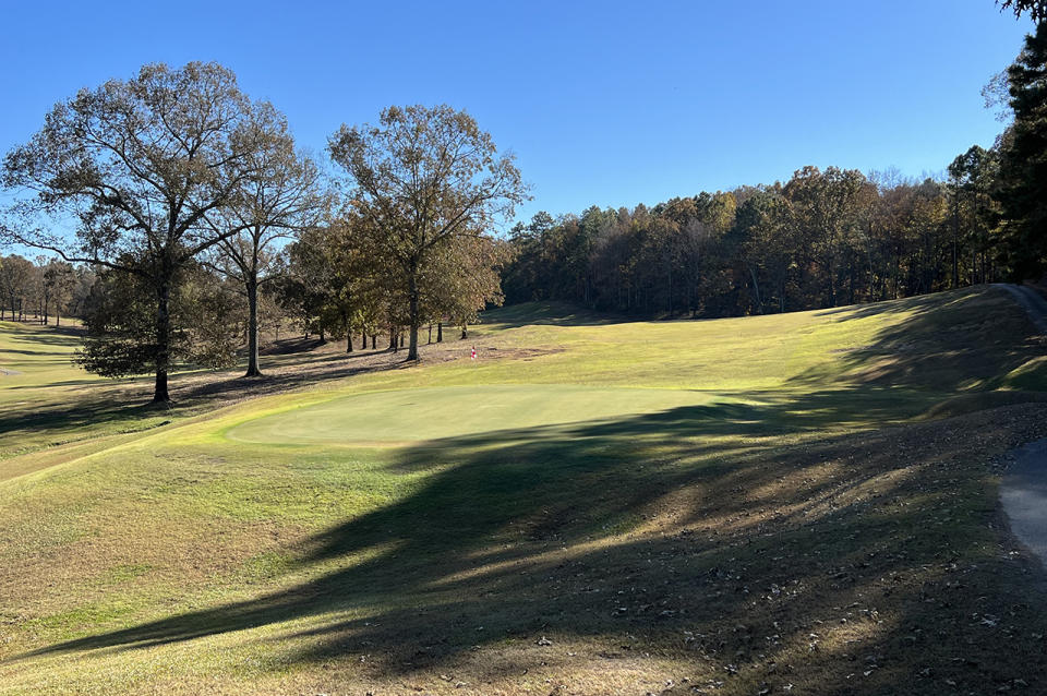 ¿Alguna vez soñaste con salvar un campo de golf abandonado? Un oficial de prisiones jubilado de Alabama hizo que sucediera en Alpine Bay