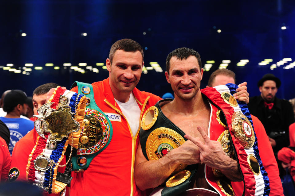 Vitali y Vladímir Klitschko presumiendo de sus cinturones de campeones del mundo de los pesos pesados. (Foto: Johannes Eisele / AFP / Getty Images).