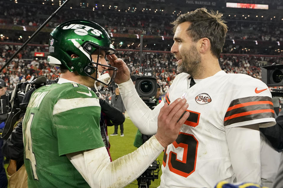 Cleveland Browns quarterback Joe Flacco greets New York Jets quarterback Trevor Siemian after the Browns win in an NFL football game Thursday, Dec. 28, 2023, in Cleveland. (AP Photo/Sue Ogrocki)