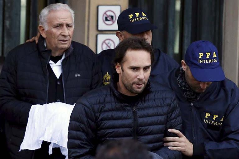 Hugo y Mariano Jinkis, cuando fueron detenidos por el escándalo del FIFAgate