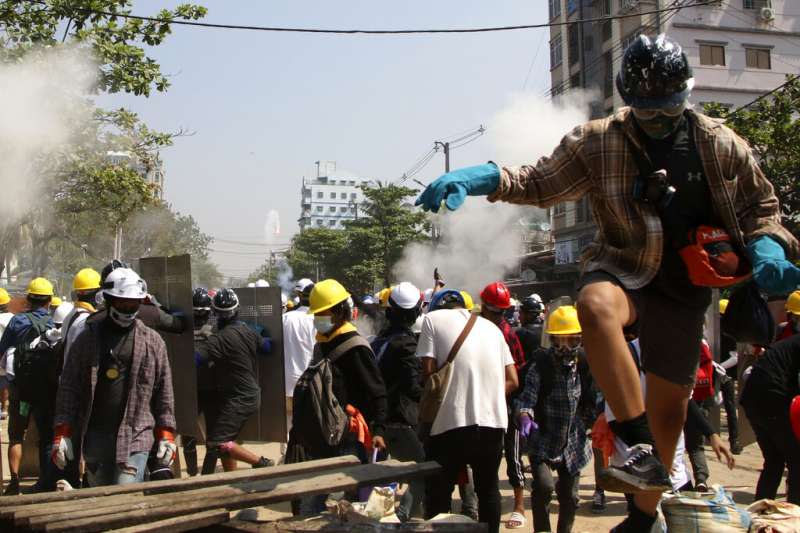 緬甸的鎮暴警察7日在仰光發射催淚瓦斯，試圖驅散抗議民眾。（美聯社）