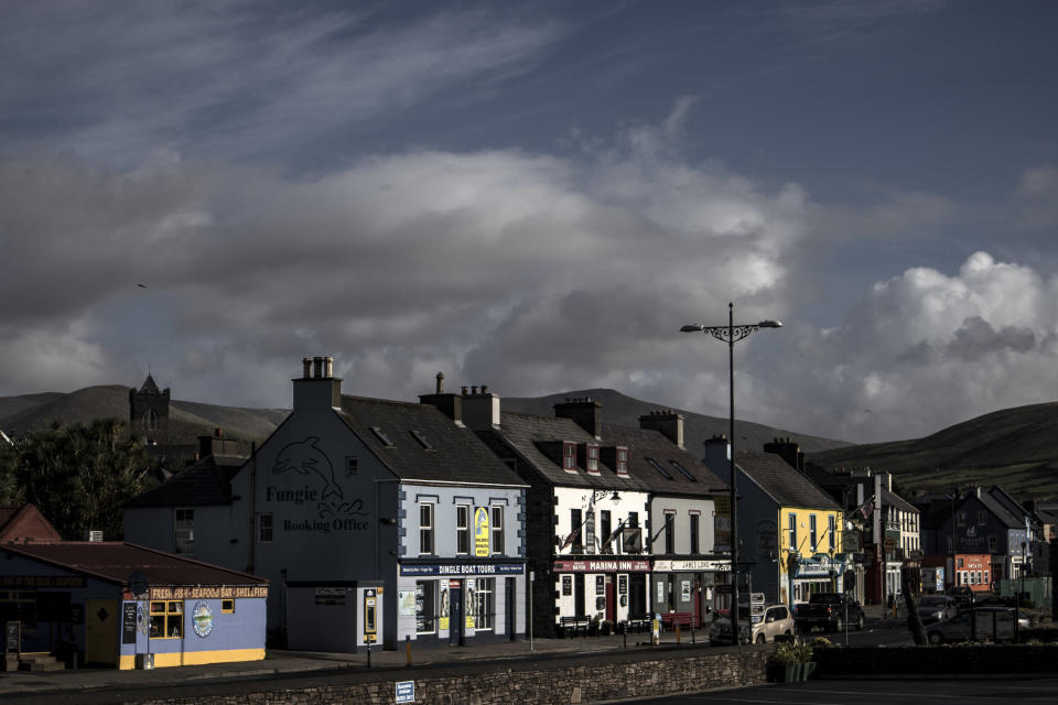 Un mural del delfín Fungie en Dingle, Irlanda, el 25 de octubre de 2020. (Finbarr O'Reilly/The New York Times)