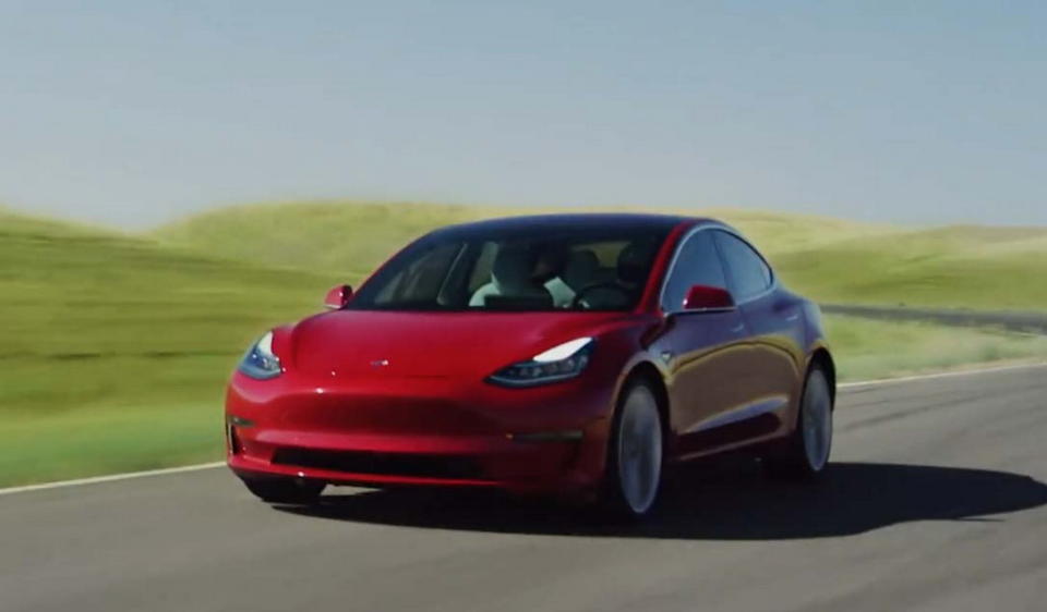 圖/Model 3電動車續航里程可達530公里，從0加速至100公里/小時只要3.4秒，雖然主打平價電動車，但可說集Tesla多項高科技於大成。