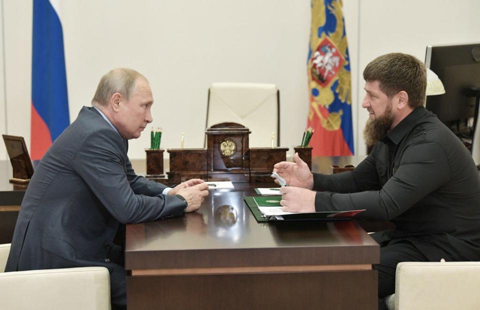 Foto de archivo: Kadyrov habla con Vladímir Putin en la residencia estatal de Novo-Ogaryovo, a las afueras de Moscú, el 31 de agosto de 2019 (Sputnik/AFP via Getty Images)