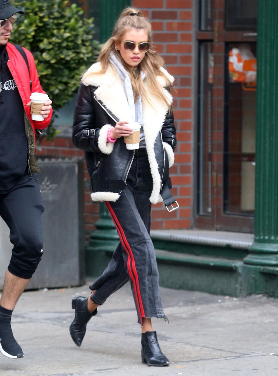 Hosen mit Seitenstreifen sind derzeit ein Must-Have. Model Stella Maxwell zeigt, dass längst nicht nur Jogging-Hosen den trendy Streifen für sich gepachtet haben. Auch auf Jeans geben sie ein cooles Fashion-Statement ab. (Bild: Splash News)