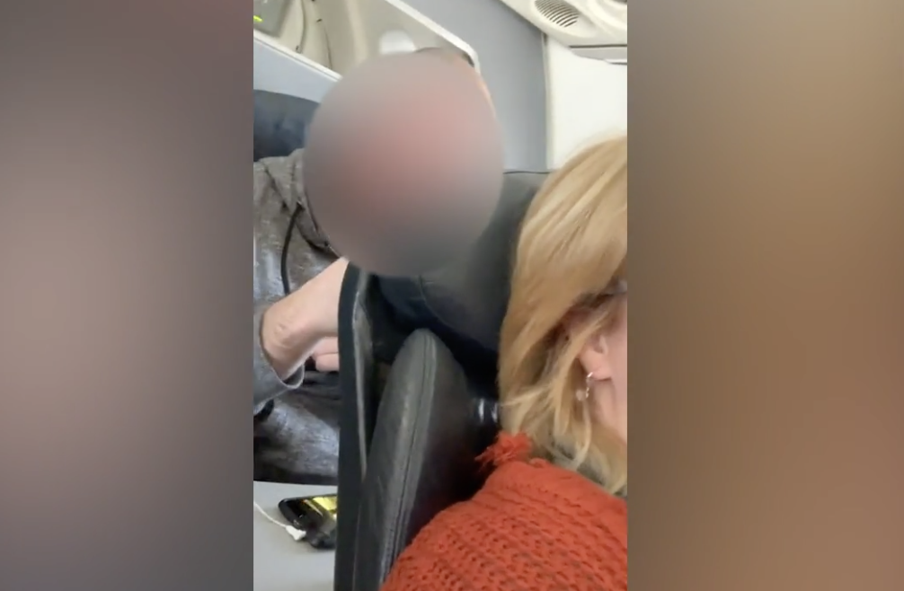 Viral video of a man punching the back of woman's seat on airplane sparks a debate about reclining on flights. (Photo: Wendi Williams/Caters News Agency)