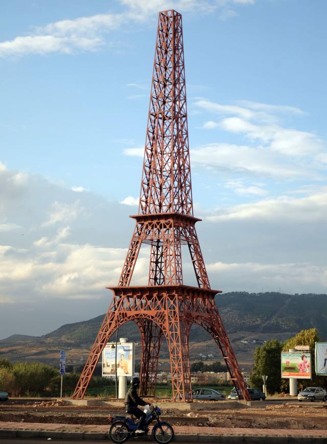 8 Replicas of the Eiffel Tower around the World - Explanders