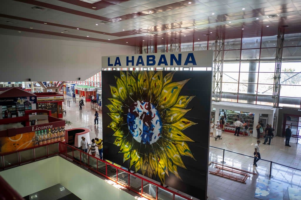 CUBA-AEROPUERTO MURAL (AP)