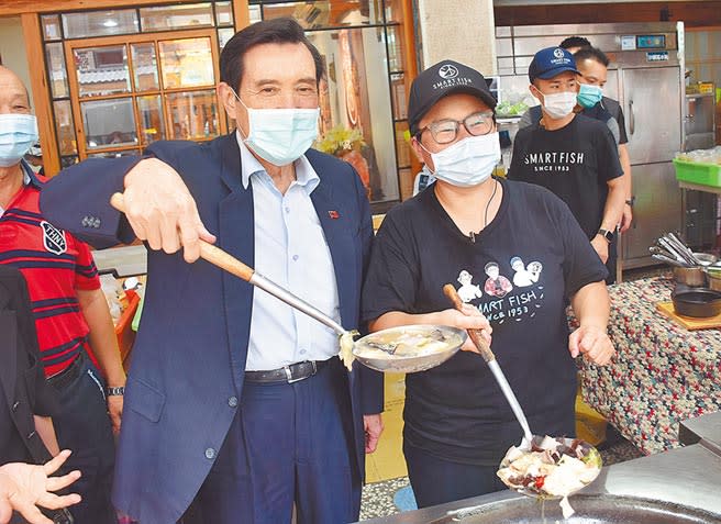 前總統馬英九（左）24日中午到「林聰明沙鍋魚頭」用餐，下車先到攤頭看大鍋煮的沙鍋菜，右為「林聰明沙鍋魚頭」執行長林佳慧。（呂妍庭攝）