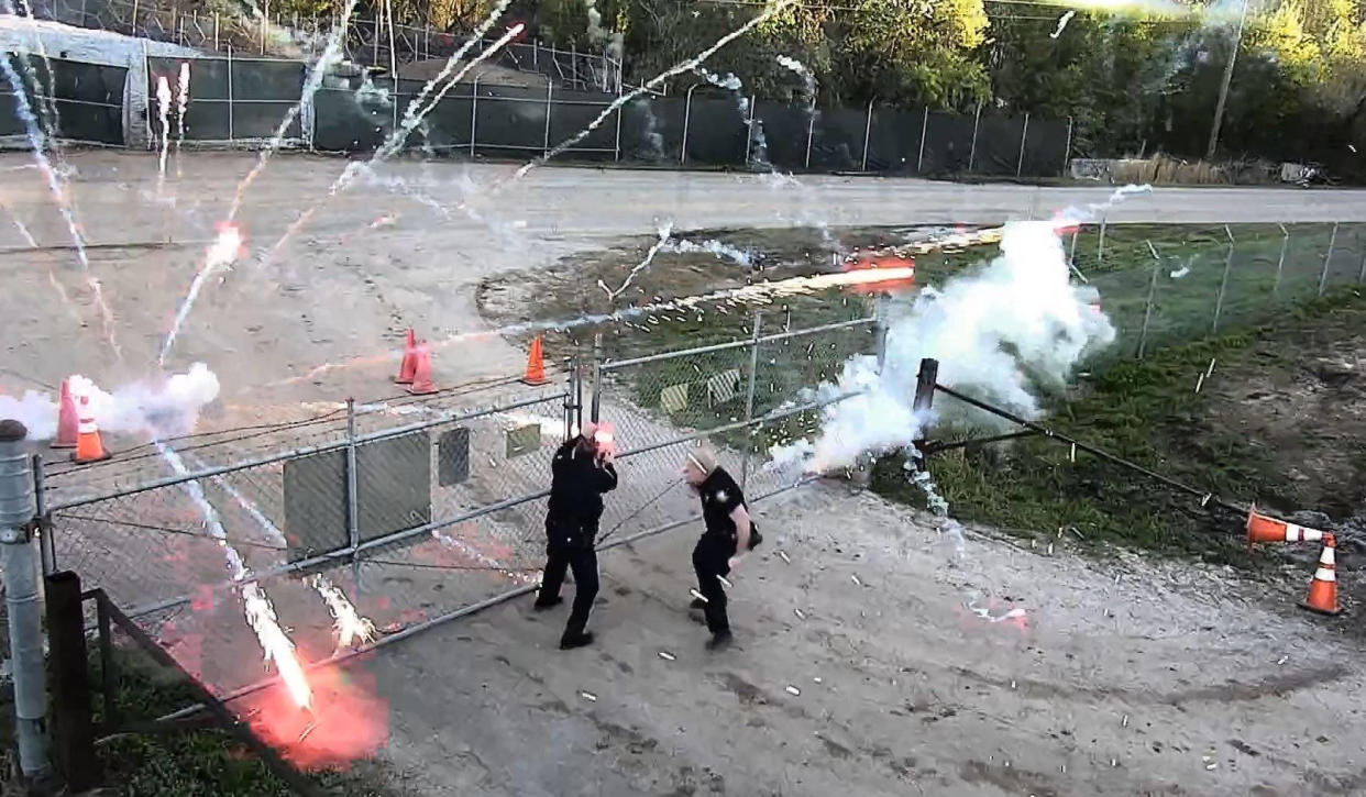 Une capture d’écran tirée d’une vidéo fournie par le département de police d’Atlanta, montrant des manifestants jetant des briques sur le chantier de construction du méga-centre de formation de policiers, le 5 mars 2023.