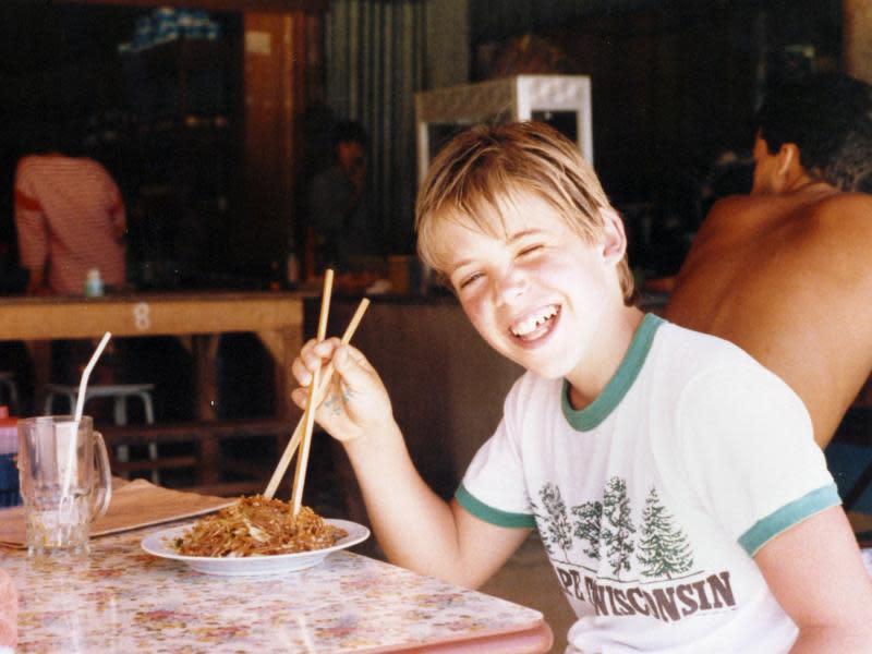 Damit soll ich jetzt essen? Beim ersten Besuch in Thailand mit elf Jahren war das Essen mit Stäbchen eine kleine Herausforderung. Foto: Ingrid Schormann