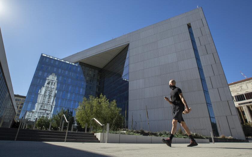 LOS ANGELES, CA - NOVEMBER 16, 2020: Overall, shows LAPD Headquarters on 1st St. in downtown Los Angeles. (Mel Melcon / Los Angeles Times)