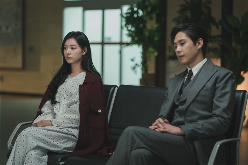 由金秀賢和金智媛主演的韓劇《淚之女王》，成為了tvN影劇史上收視率第一高的作品。（圖／Netflix提供）